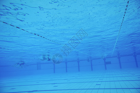 水下游泳池锻炼水池娱乐运动健康男人蓝色背景图片