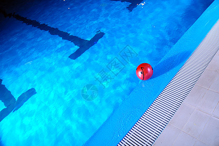 游泳池中的红球奢华酒店财富甲板情感蓝色水池红色笑脸假期图片