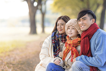 秋天公园中快乐的亚洲家庭闲暇父亲女孩女儿男生童年妈妈衣服母亲孩子图片