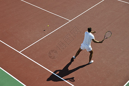 青年男子打网球服务竞赛橙子运动男人男性活动闲暇运动员比赛图片