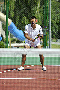 青年男子在户外打网球球拍闲暇身体竞赛娱乐爱好乐趣服务男人法庭图片