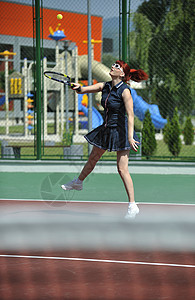 青年女子户外打网球游戏法庭闲暇女性橙子比赛运动球拍娱乐活动成人图片