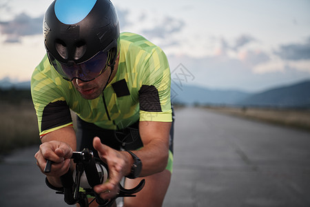 骑自行车的三重运动员运动耀斑男人娱乐训练行动头盔速度男性旅行图片