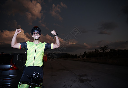 在骑自行车训练中休息时 三履龙运动员肖像耐力赛车手男人头盔男性钢铁侠黑色微笑轮子竞赛图片