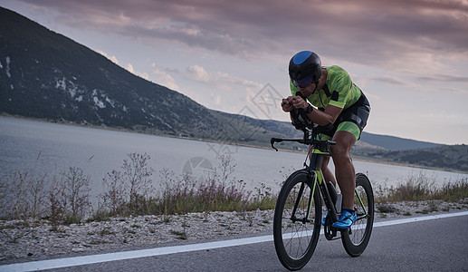 骑自行车的三重运动员赛车手男人速度行动健康耐力活力轮子训练竞赛图片