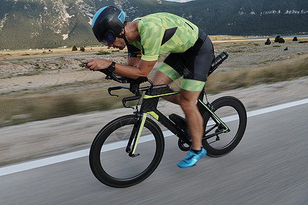 骑自行车的三重运动员耐力男人铁人旅行头盔男性钢铁侠训练健康竞赛图片