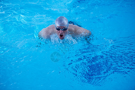 室内游泳便便池上游泳池排水竞赛蓝色男人运动员行动活力男性中风运动闲暇图片