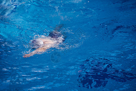 室内游泳便便池上游泳池排水蝴蝶训练力量锻炼成人男人闲暇行动蓝色中风图片