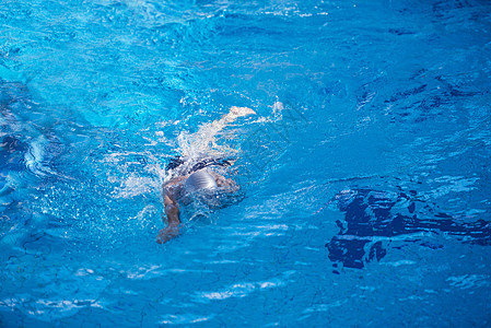 室内游泳便便池上游泳池排水成人竞赛运动训练蝴蝶活力速度男人闲暇锻炼图片