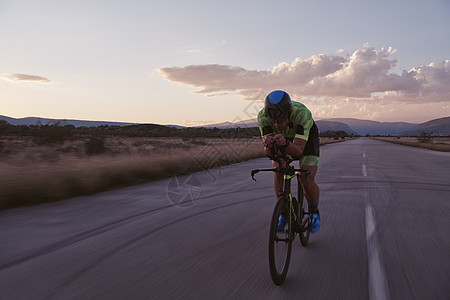 骑自行车的三重运动员训练铁人耀斑竞赛赛车手娱乐活力行动男人健康图片