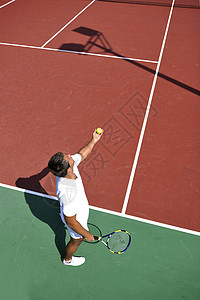 青年男子在户外打网球锻炼身体游戏闲暇法庭爱好乐趣活动男人玩家图片