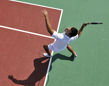 青年男子在户外打网球成人竞赛服务运动员锻炼男性娱乐爱好玩家运动图片