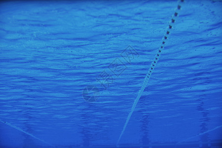水下游泳池水池娱乐锻炼健康男人运动蓝色背景图片