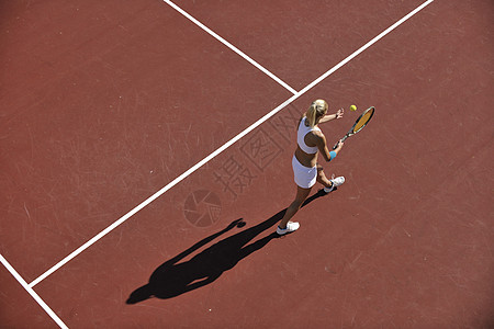 年轻妇女户外打网球运动游戏比赛女性法庭成人乐趣橙子活动竞赛图片
