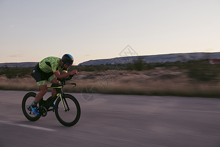 骑自行车的三重运动员娱乐训练健康耀斑耐力运动男性行动活力竞赛图片