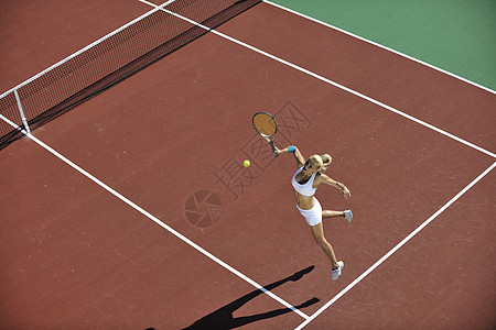 打网球的运动员年轻妇女户外打网球乐趣活动女性法庭比赛娱乐成人运动运动员女士背景