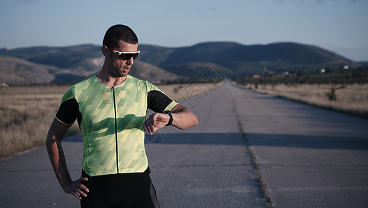 三位运动员休息和设置智能观察能力导航跑步钢铁侠耐力锻炼系统心率活力男性铁人图片