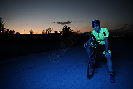 在骑自行车训练中休息时 三履龙运动员肖像竞赛铁人轮子微笑男人活力赛车手钢铁侠耐力运动图片