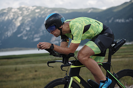 骑自行车的三重运动员赛车手男人钢铁侠男性耐力耀斑运动活力速度健康图片