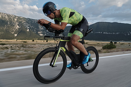 骑自行车的三重运动员钢铁侠头盔活力娱乐行动训练男性健康运动轮子图片