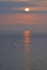 海滩日落海洋气候蓝天冲浪阳光地平线反射天气海浪天蓝色图片