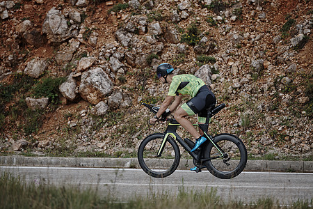 骑自行车的三重运动员男性行动铁人赛车手娱乐竞赛旅行训练轮子头盔图片