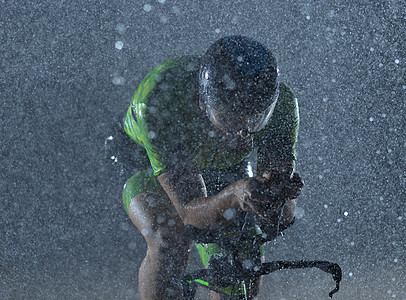 下雨之夜骑自行车的三重运动员活力钢铁侠耐力天气运动竞赛男人赛车手铁人速度图片