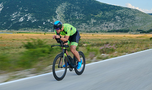 骑自行车的三重运动员铁人耀斑娱乐赛车手旅行活力运动轮子竞赛耐力图片