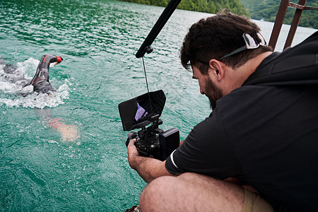 视频摄影师拍摄三亚特隆游泳运动员的动作镜头铁人摄影活力相机驾驶运动训练电影耐力行动图片