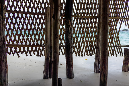 海洋海岸的木柱柱变成蓝水码头木头假期墙纸蓝色海滩地平线波浪风景旅行图片