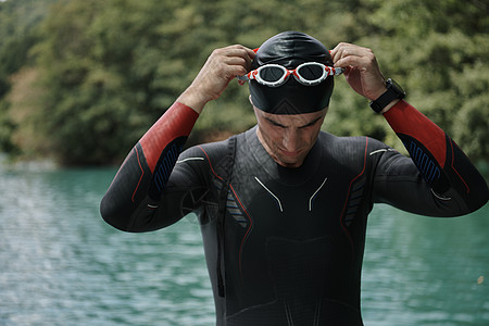 准备参加湖上游泳训练的三亚分队运动员男性游泳衣潜水活动游泳者锻炼风镜活力眼镜套装图片