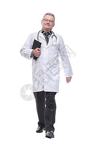 一位微笑的男医生全长肖像 他向着白色背景被孤立的摄像机走去图片
