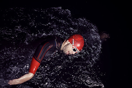 穿着湿衣服在深夜游泳的三亚体运动员风镜运动运动装铁人锻炼活力耐力训练潜水游泳衣图片