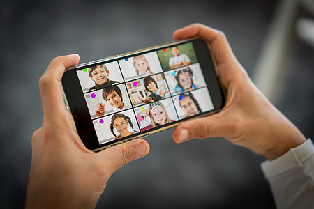 远程学习学校儿童在线屏幕屏幕上的儿童药片教程手机作业电脑家庭孩子女孩教育技术图片