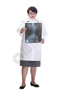 老年妇女是一位医生 手上有X光片 笑声成人职员访问诊所医师保险医疗保险药品女性职业图片