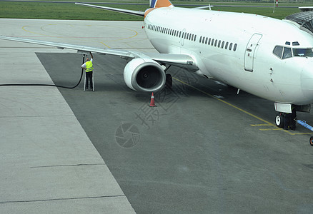 空中空运修理和主干线服务白色航班引擎维修安全人员翅膀飞机场运输图片
