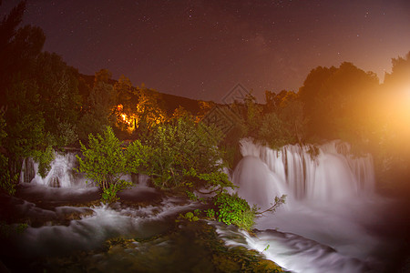 夜间有瀑布树木岩石公园荒野国家森林蓝色旅行溪流天空图片