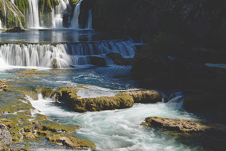 水瀑流动热带岩石丛林水池风景国家森林石头旅行图片