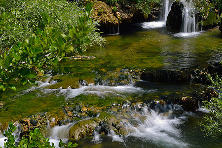 瀑瀑天堂石头溪流公园木头流动荒野瀑布运动叶子苔藓图片