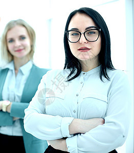 站在其商业团队面前的有自信的女商界人士蓝图生意人男人领导者合作职业伙伴多样性经理快乐图片