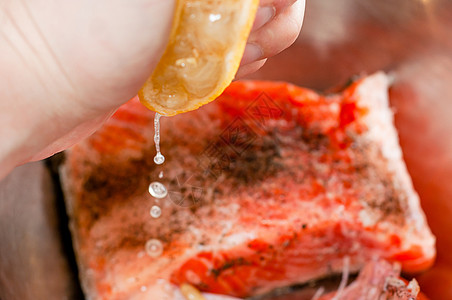 柠檬汁滴在鲑鱼肉上图片