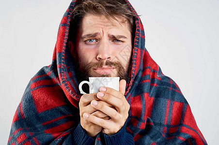 身长毛毯的冷却男子 饮用热水维生素胶囊药片组织鼻子疼痛流感男人围巾感染图片