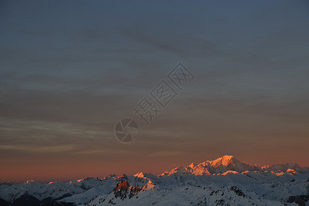 山雪日落场景太阳顶峰蓝色爬坡公园日出高山天空岩石图片