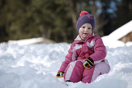 冬天天的小女孩森林婴儿衣服幸福孩子们帽子微笑季节家庭孩子图片