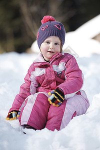 冬天天的小女孩快乐喜悦孩子们家庭女儿衣服外套季节森林乐趣图片