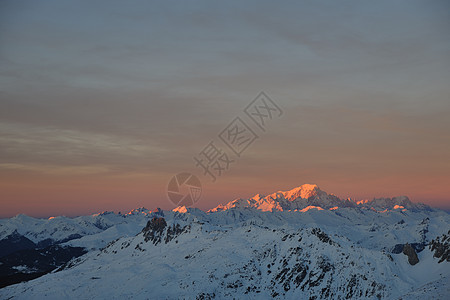 山雪日落高山场景蓝色太阳季节阳光岩石顶峰旅行爬坡图片