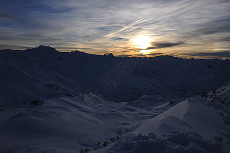 山雪日落场景蓝色阳光全景高山天空风景旅行太阳爬坡图片