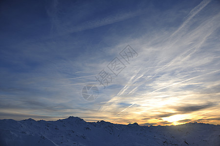 山雪日落风景高山场景太阳旅行阳光蓝色岩石天空全景图片