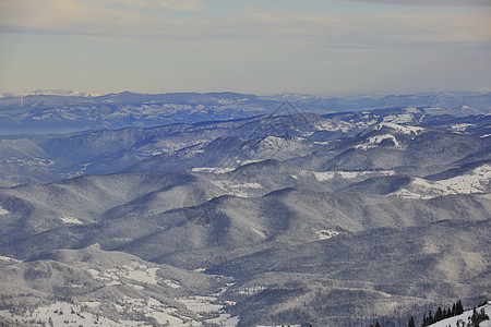 冬季风景季节高度蓝色小路滑雪假期暴风雪阳光云杉天空图片