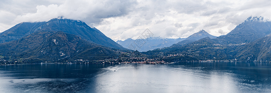 阿尔卑斯山脚下梅纳吉奥镇的全景 意大利科莫湖图片